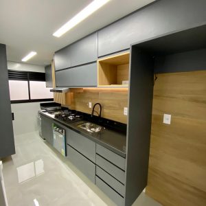 Cozinha e Área de Serviço integradas com Piso Porcelanato